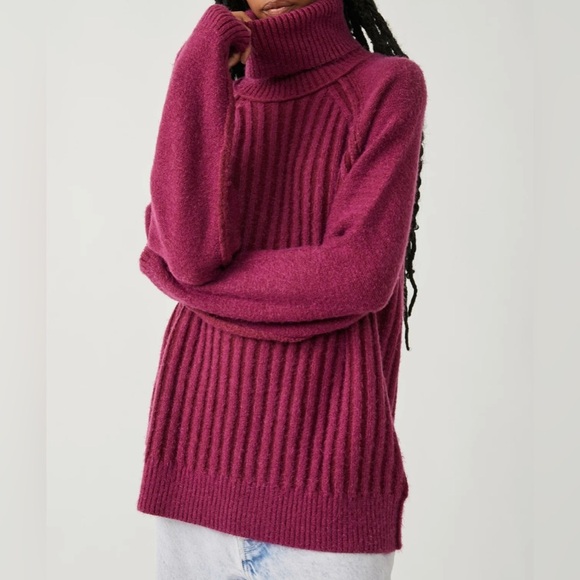 NEW FREE PEOPLE - Cozy Turtleneck w/ oversized fit Size Small - Picture 4 of 7